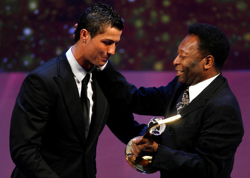Cristiano Ronaldo subastó el Balón de Oro que le entregó Pelé en 2013. Crédito: Reuters