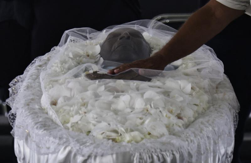 La familia de Pelé decidió despedirlo con el féretro abierto para que mantuviera la conexión que generó con sus miles de fanáticos a lo largo de su carrera. (Reuters)