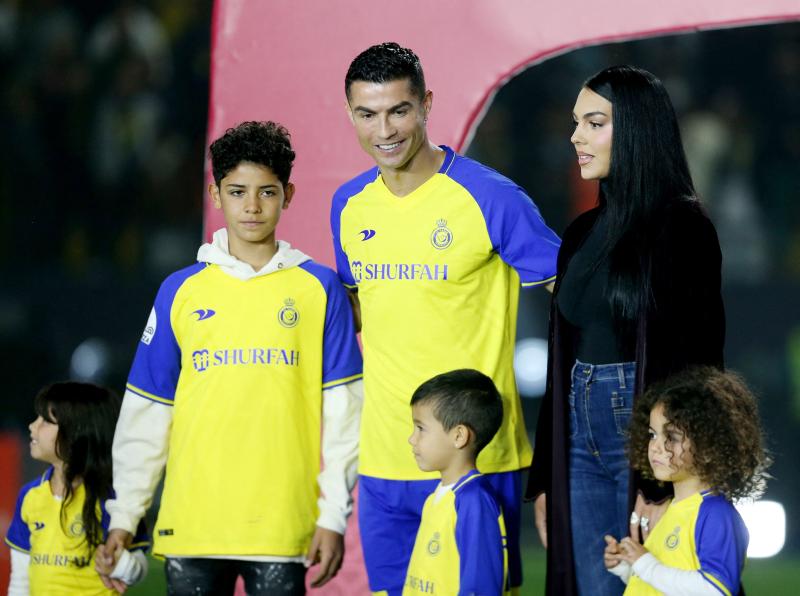 Cristiano Ronaldo y Georgina Rodríguez junto a sus hijos. (Reuters)