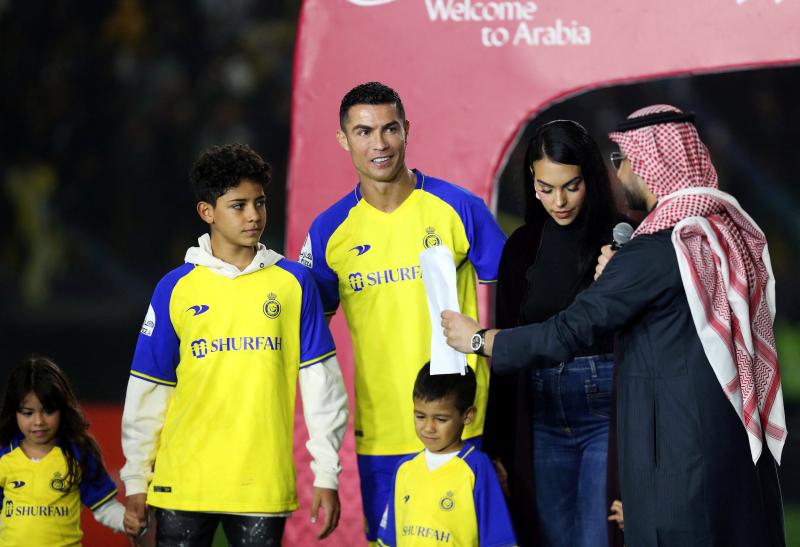 Georgina acompañó a Cristiano Ronaldo en su presentación en el Al Nassr. (Reuters)