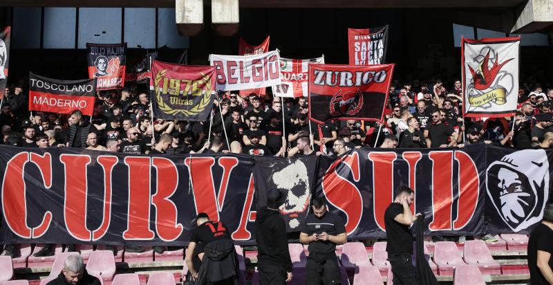 Los hinchas del AC Milan han dado la vuelta al mundo con su versión "Che confusione" - Reuters