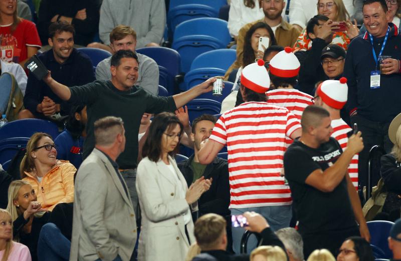 El grupo de fanáticos con los que se enfrentó Novak Djokovic en Australia - Reuters