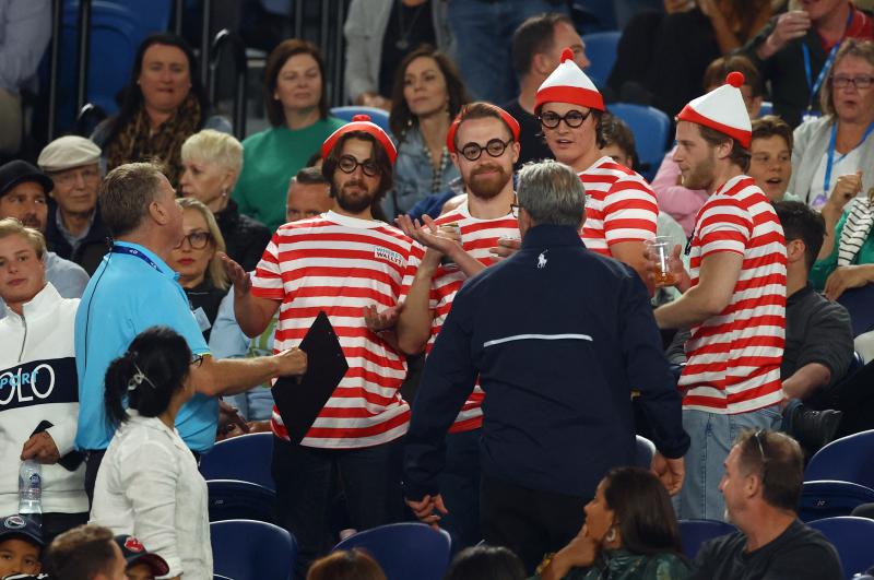 El grupo de fanáticos con los que se enfrentó Novak Djokovic en Australia - Reuters