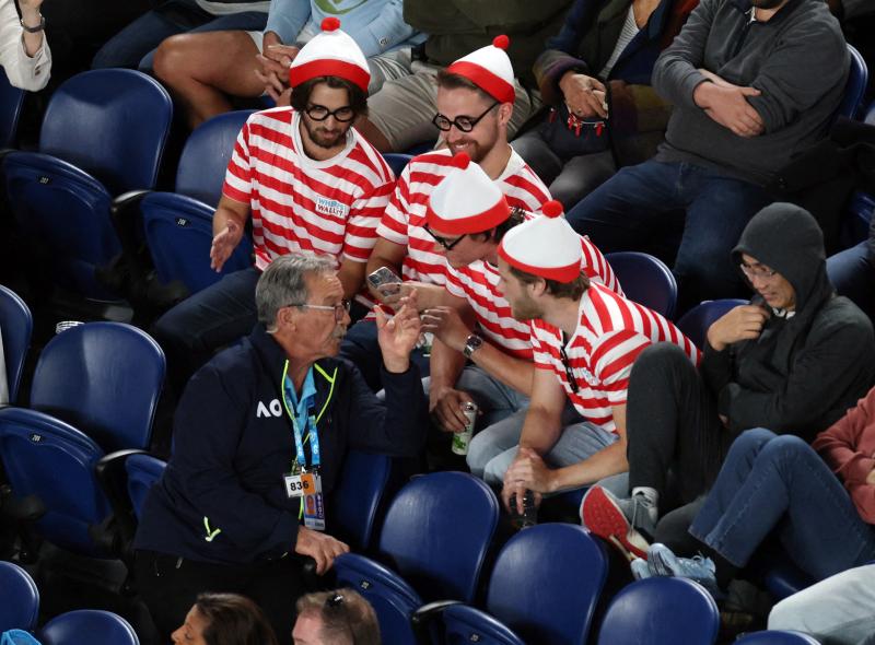 El grupo de fanáticos con los que se enfrentó Novak Djokovic en Australia - Reuters