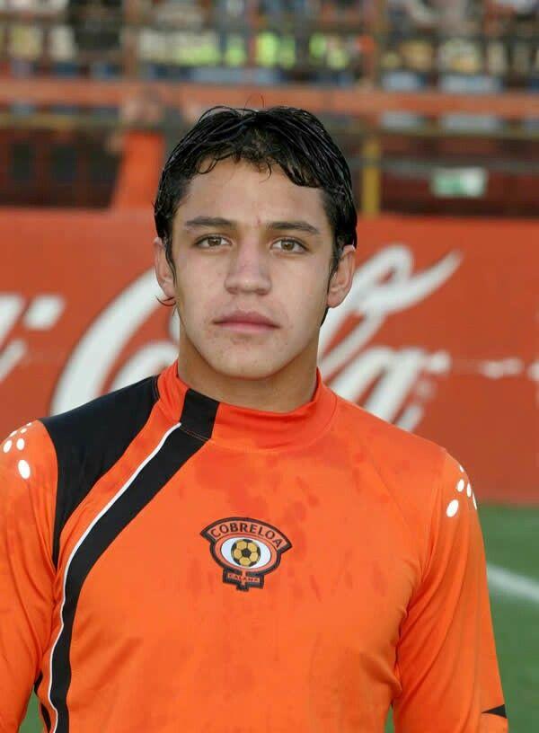 La apariencia de un joven Alexis Sánchez entre 2005 y 2006 cuando daba los primeros pasos en el fútbol profesional con la camiseta de Cobreloa. (Twitter)