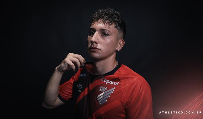 Luciano Arriagada dejó Colo Colo y arribó a Athletico Paranaense. Crédito: @AthleticoPR