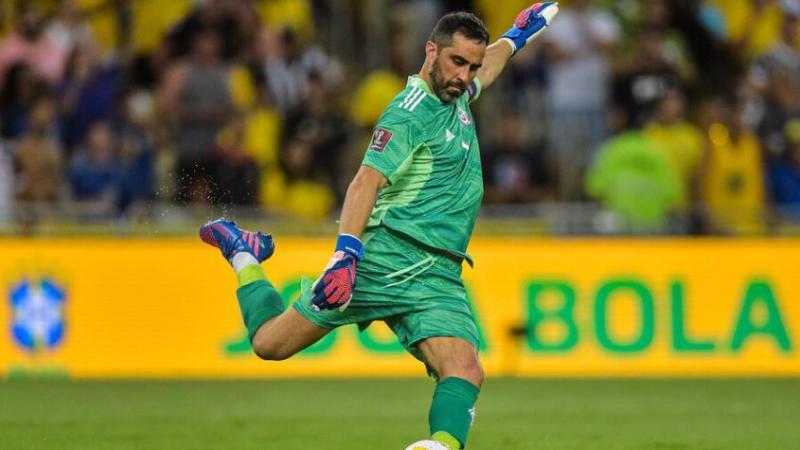 Claudio Bravo podría ser titular en este importante compromiso.