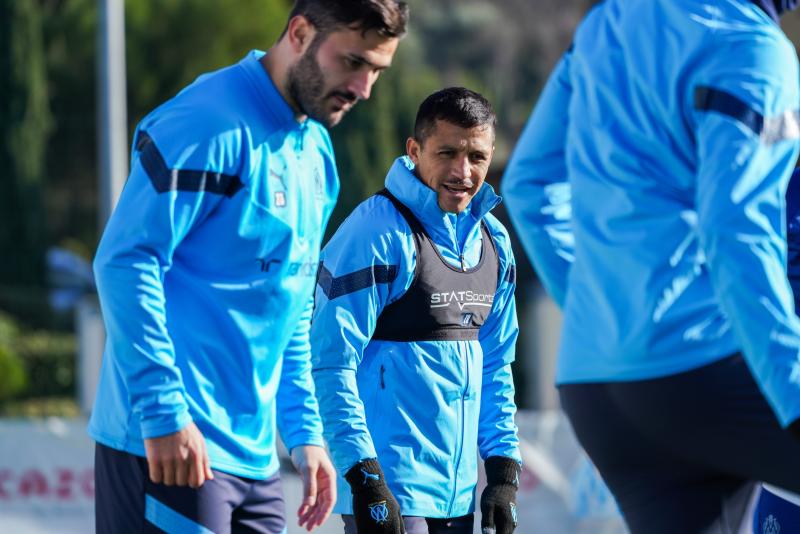 Alexis Sánchez y su nueva apariencia con bigote. (Twitter)