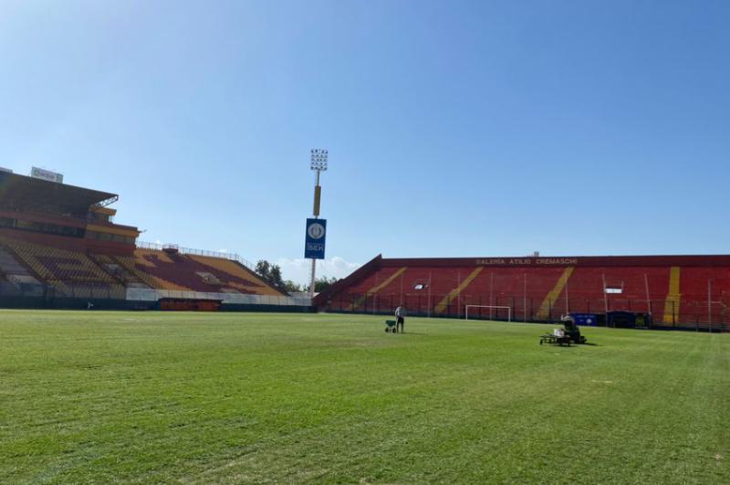 La cancha del Estadio Santa Laura está lista para el inicio del Campeonato Nacional.