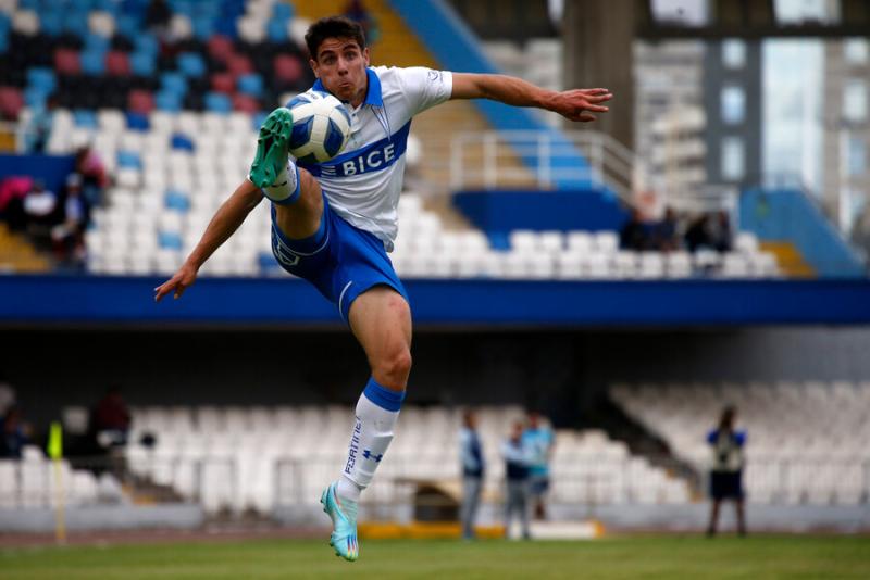 Clemente Montes podría abandonar la UC ante el interés del fútbol europeo. Crédito: Photosport.