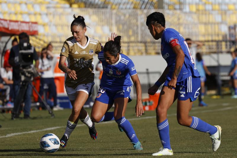 Yessenia López salió expulsada en la final del fútbol femenino 2022 entre la U y Colo Colo.