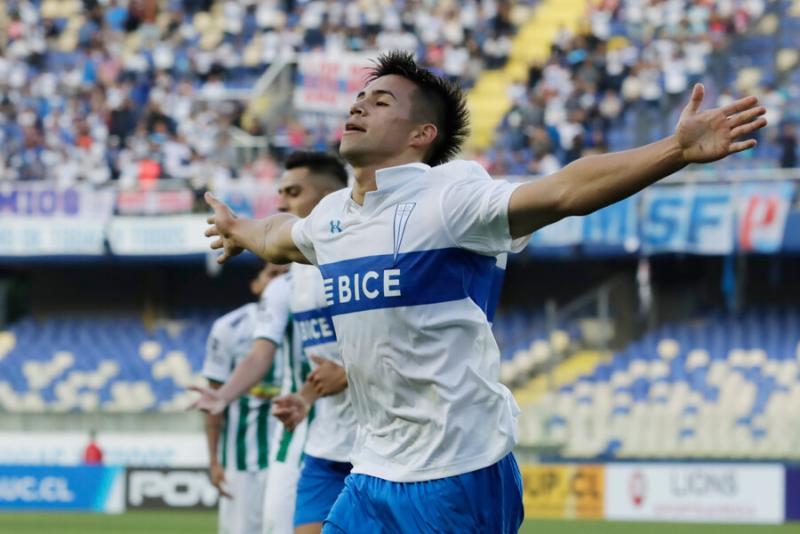 Alexander Aravena brilló en el primer amistoso de pretemporada de la UC. Crédito: Photosport.