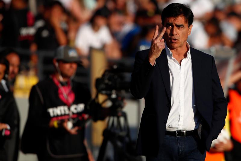 Gustavo Quinteros criticó al arbitraje tras la Supercopa. Imagen: Photosport.