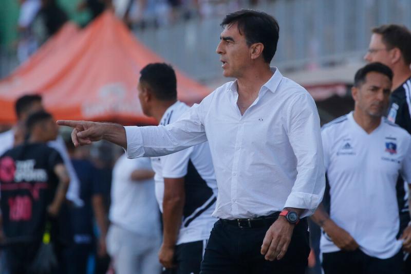 Gustavo Quinteros tendrá que buscar otro lateral derecho para Colo Colo. Crédito: Photosport.