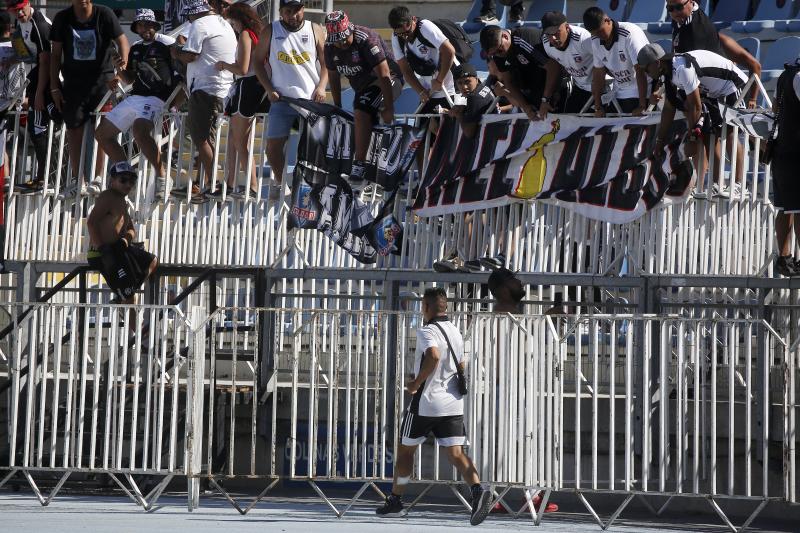 Hinchas de Colo Colo invadieron el estadio El Teniente de Rancagua.