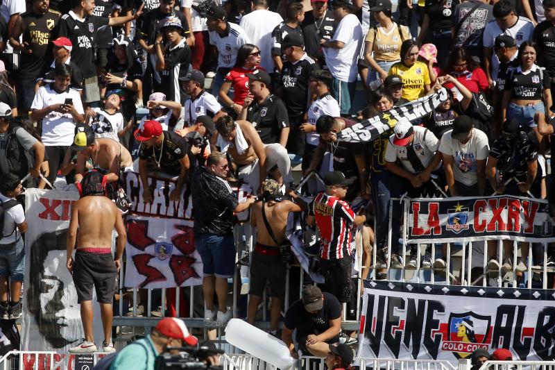 Hinchas de Colo Colo invadieron el estadio El Teniente de Rancagua.