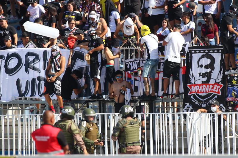Hinchas de Colo Colo invadieron el estadio El Teniente de Rancagua.
