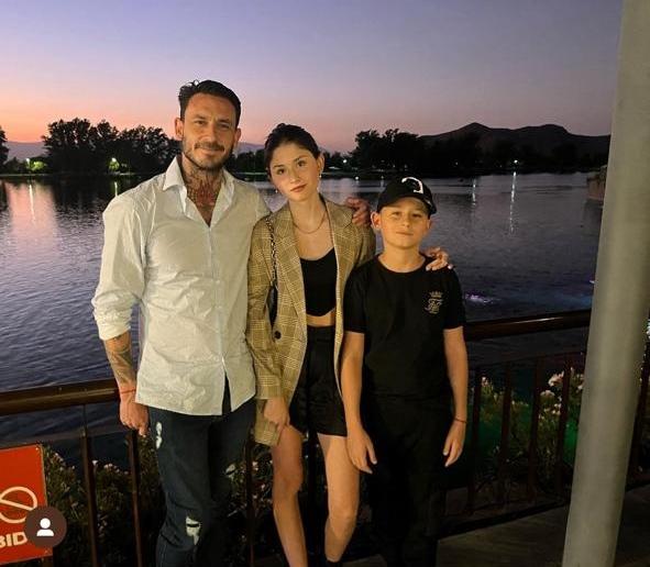 Mauricio Pinilla junto a dos de sus hijos. (Instagram)