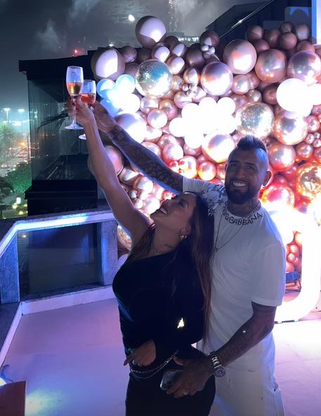 Sonia Isaza y Arturo Vidal disfrutando año nuevo en Brasil
