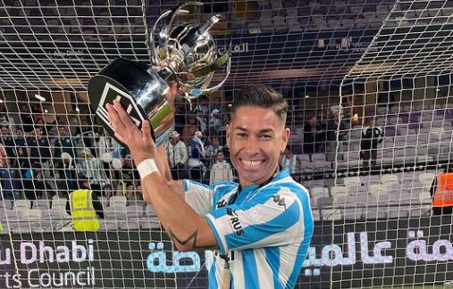 Óscar Opazo con la Supercopa Internacional que obtuvo Racing en Abu Dhabi