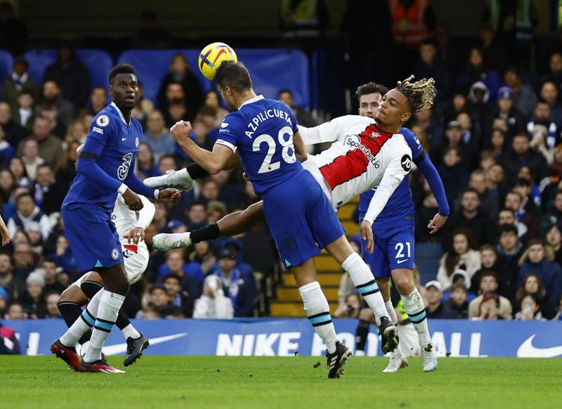 César Azpilicueta recibió brutal patada en el rostro en la caída de Chelsea en la Premier League. Crédito: Reuters
