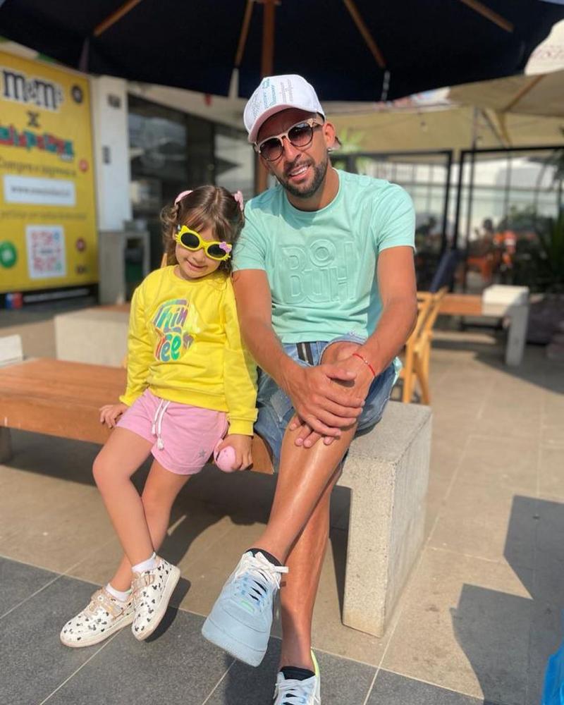 Mauricio Isla junto a su hija Luz Elif.