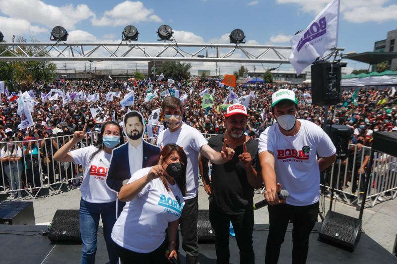 Durante la campaña, un grupo de humoristas amigos de Copano mostró su apoyo al Presidente Boric - Agencia UNO