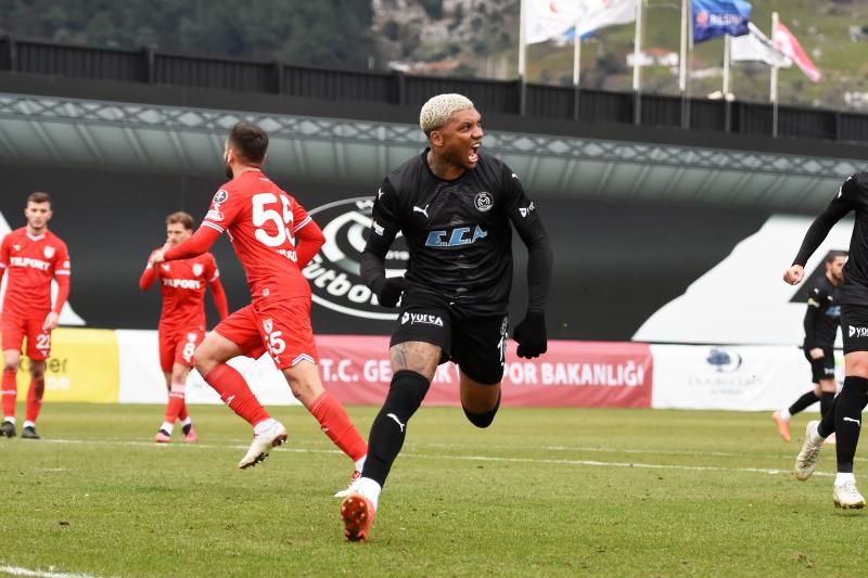 Junior Fernándes anotó su primer gol con el Manisa de Turquía. (Twitter Manisa)