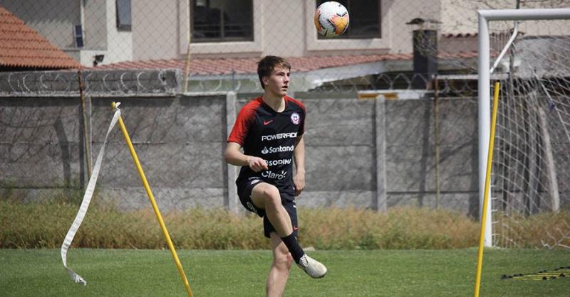 Milan Tudor firmó su primer contrato profesional en la UC. Crédito: ANFP.