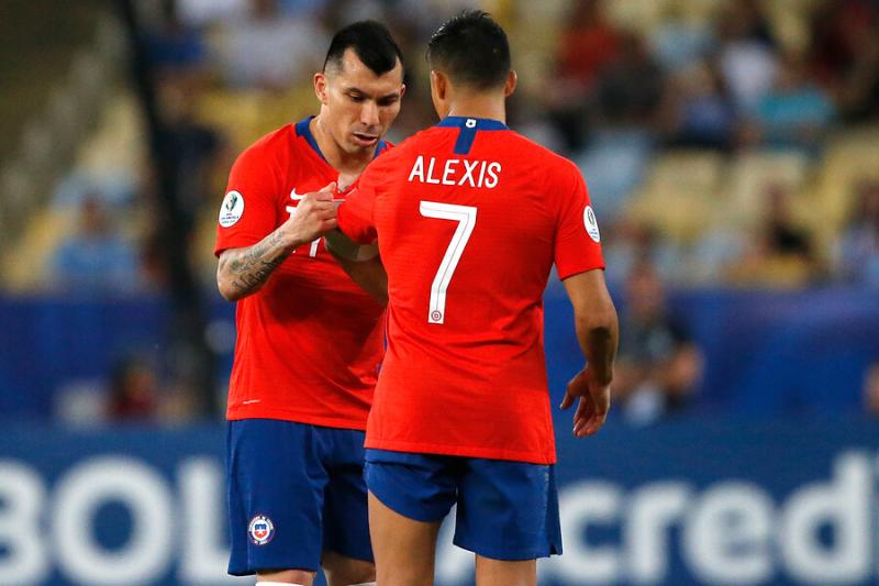 Gary Medel y Alexis Sánchez tuvieron un duro cruce durante el Mundial de Brasil 2014. Crédito: Photosport.