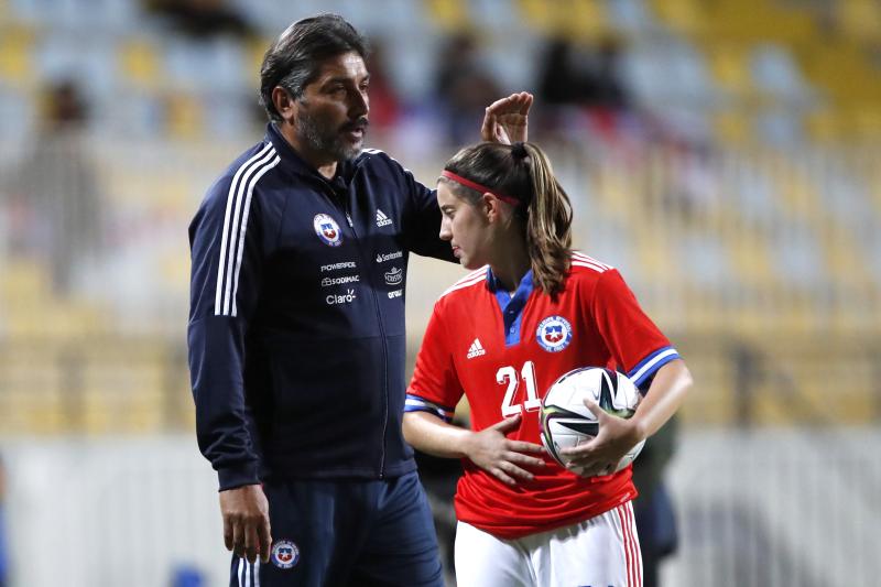 José Letelier pudo haber vivido su último partido al mando de La Roja femenina tras el fracaso mundialista. (Agencia Uno)