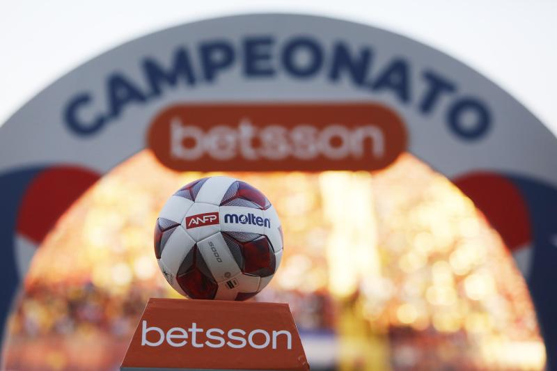 Los jugadores más longevos que se niegan al retiro y siguen aferrados al fútbol chileno. (Photosport)