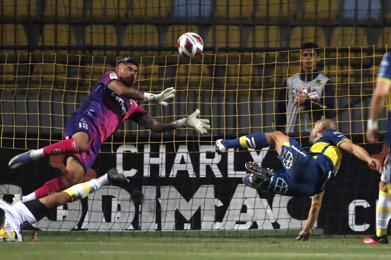 El golazo de 'Sacha' Sáez a 'Mono' Sánchez para abrir el marcador del Everton vs Coquimbo Unido - Photosport
