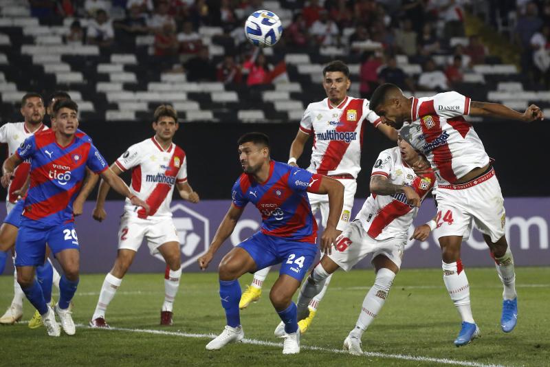 El cabezazo de Barrios pudo ser el primer gol de Curicó Unido en la Copa Libertadores, pero el VAR dijo que no - Photosport