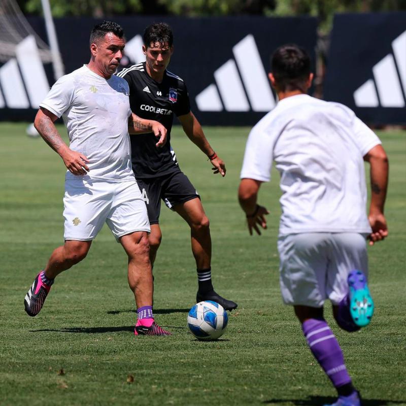 Esteban Paredes compartió con sus ex compañeros en el Monumental - Prensa Colo Colo