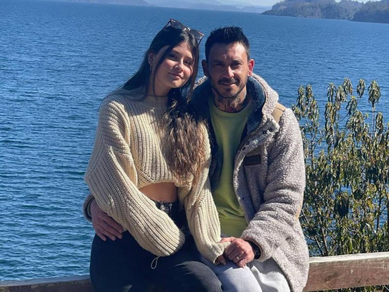 Mauricio Pinilla junto a su hija.