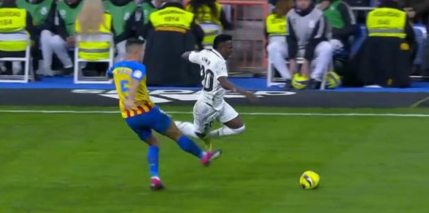 La patada de Gabriel Paulista a Vinicius Junior