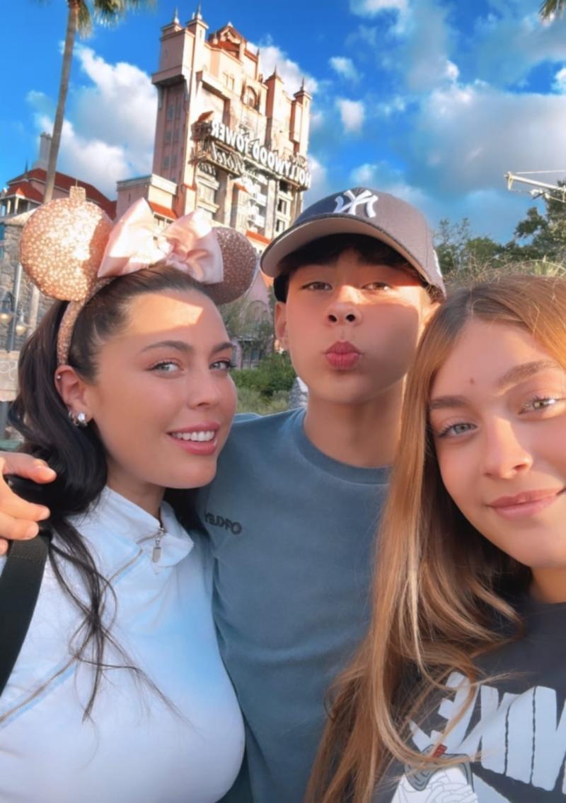 Hijo de Jorge Valdivia junto a su madre y hermana.