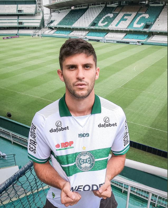 Benjamín Kuscevic con la camiseta de su nuevo club.