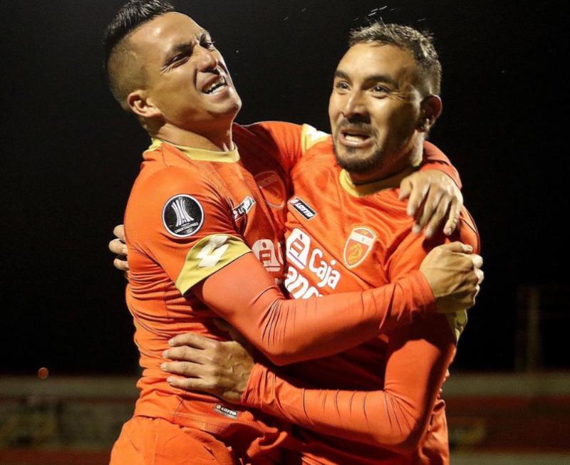 Carlos Ross y Carlos Escobar celebrando el primer gol de su equipo en Copa Libertadores 2023.