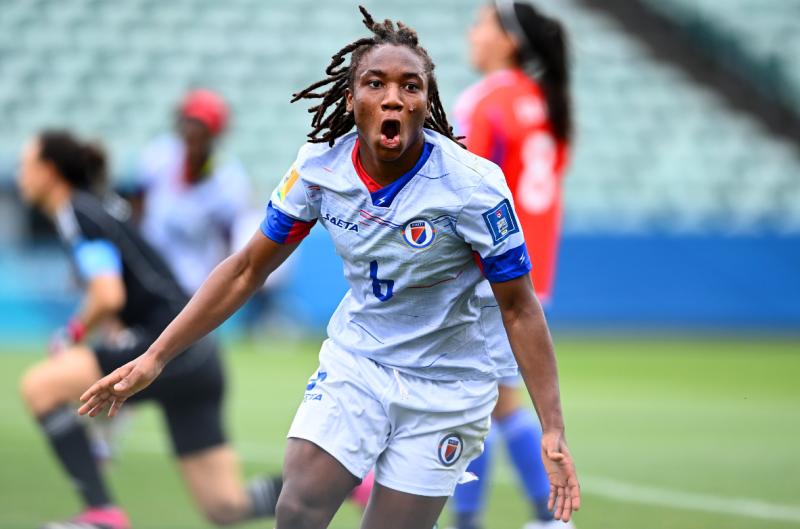 Melchie Dumornay marcó un doblete que le quitó a la Roja la clasificación al Mundial Femenino.