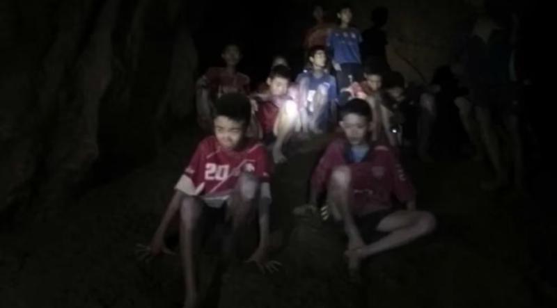 Duangpetch Phromthep junto a sus compañeros en 2018 encerrados en una cueva en Tailandia,