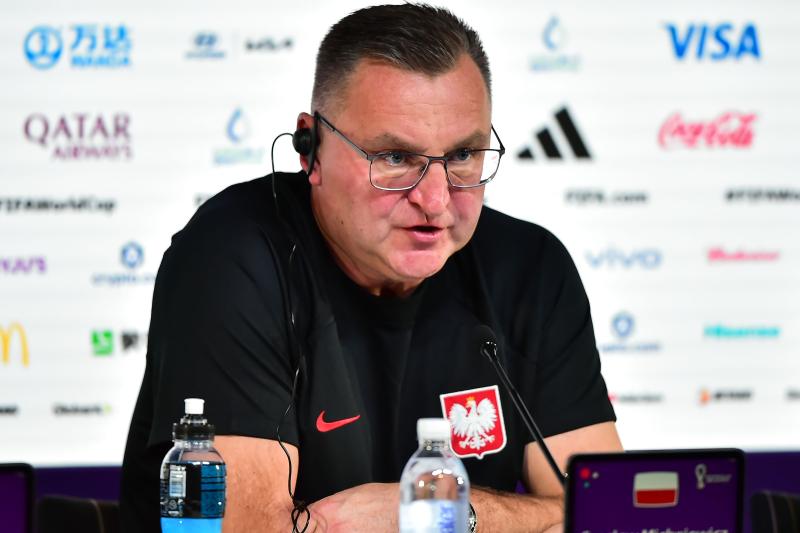 Czeslaw Michniewicz suena como DT en la Roja.