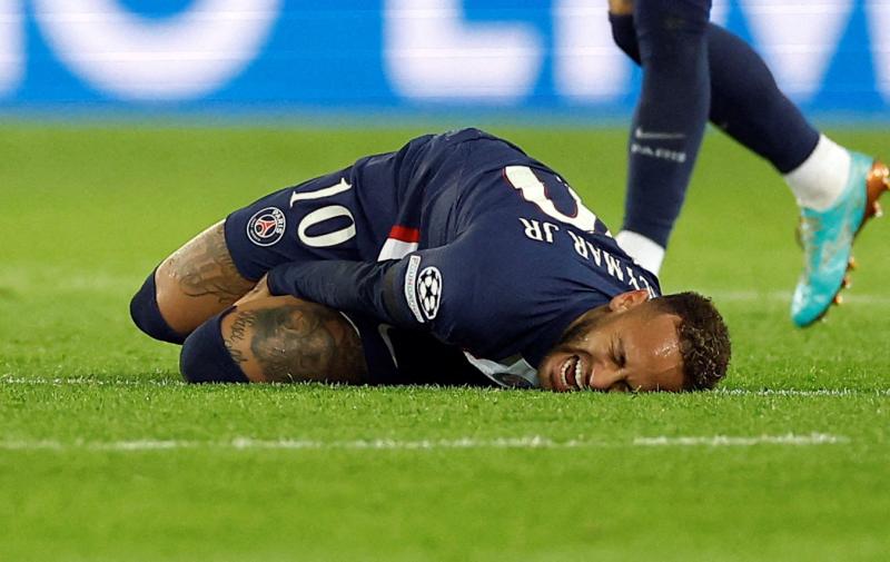 Neymar sufrió una torcedura en el tobillo derecho y será baja 3 meses.