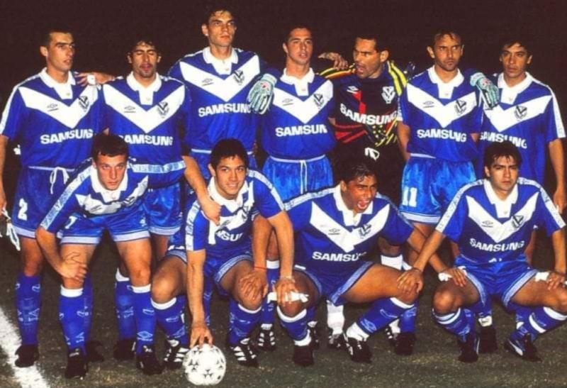 Mauricio Pellegrino (tercero de los que están de pie) y Héctor Almandoz (a la izquierda de José Luis Chilavert) fueron compañeros en Vélez.