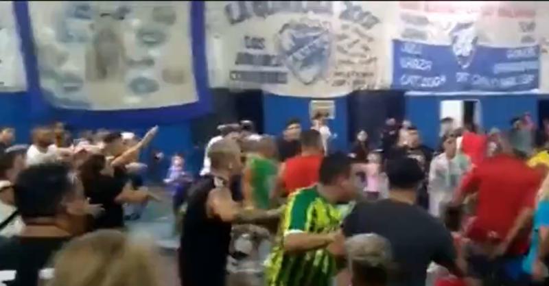 Partido de Baby Fútbol argentino terminó en batalla campal. Captura.