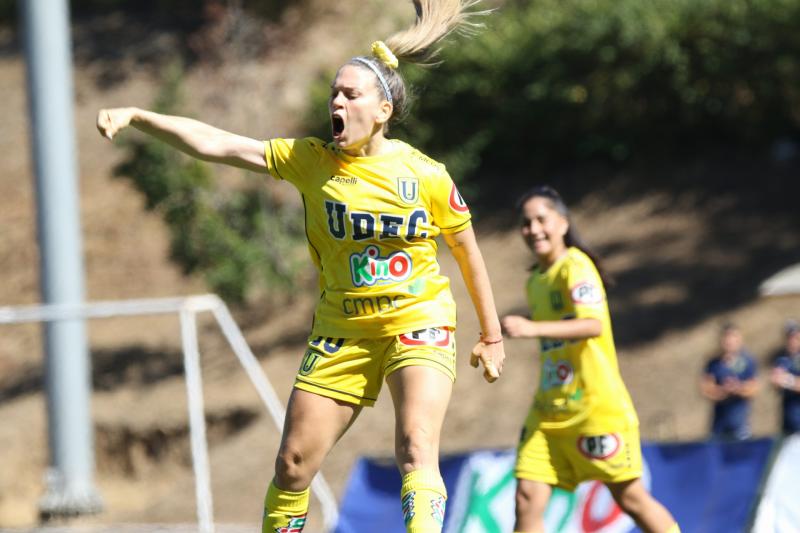 Camila Gómez Ares marcó 4 goles en su debut en el fútbol chileno.
