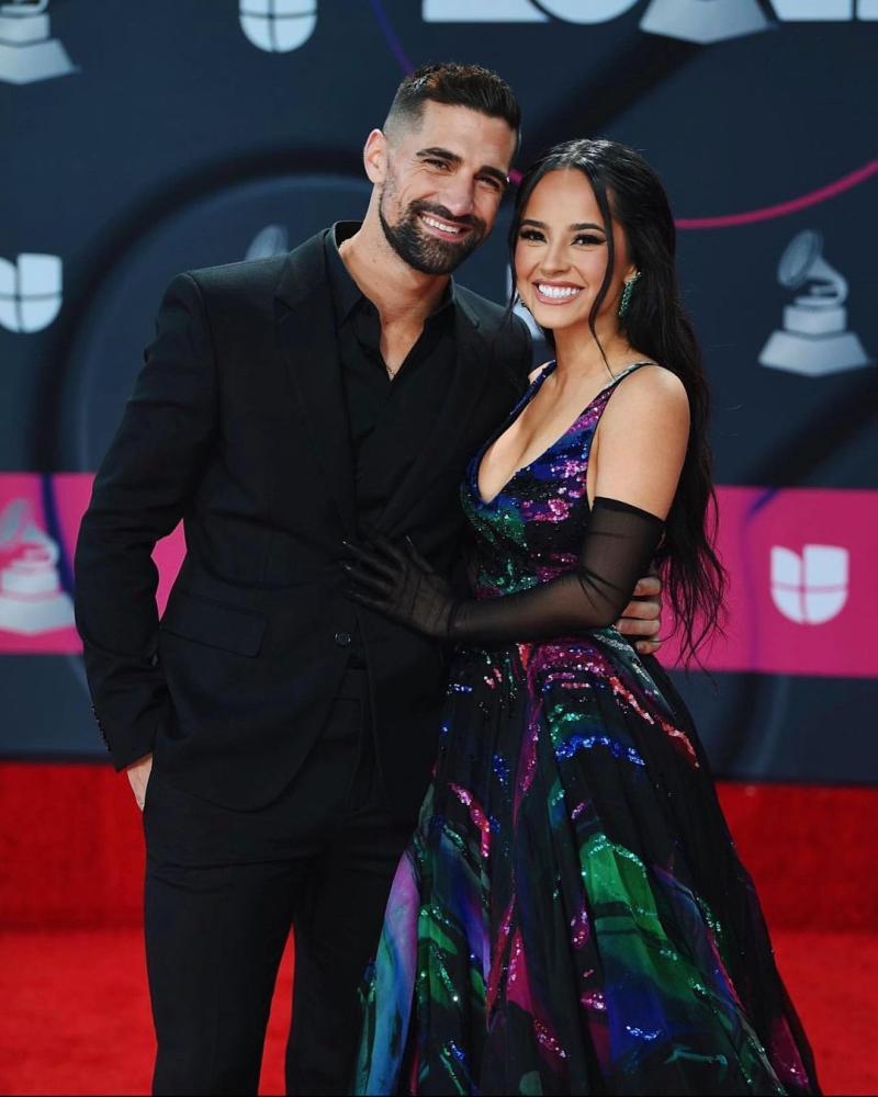 Sebastián Lletget y Becky G.