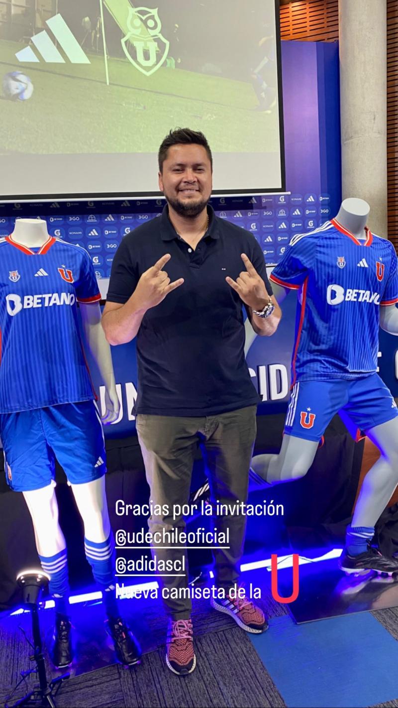Waldo Ponce también fue invitado a la presentación de la nueva polera de la U.