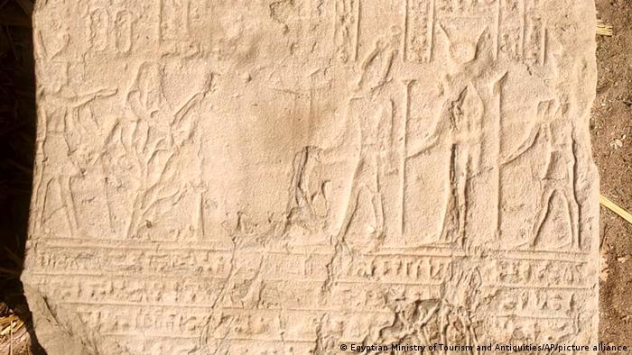 Deutsche Welle - La misión que empezó las excavaciones el pasado febrero logró revelar una tableta de piedra que data de la época romana escrita en jeroglífico y demótico en el mismo lugar que había un templo del dios Horus construido en la época romana.